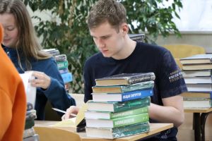 В библиотеке медакадемии проходит массовая выдача учебной литературы студентам